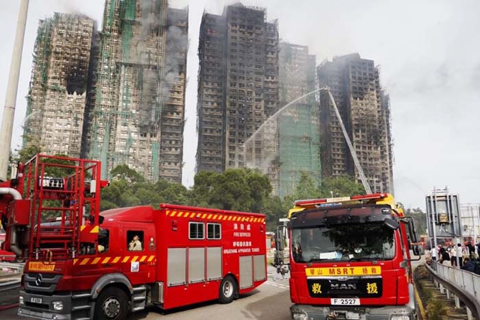 Aumentan a 83 los fallecidos por incendio en Hong Kong